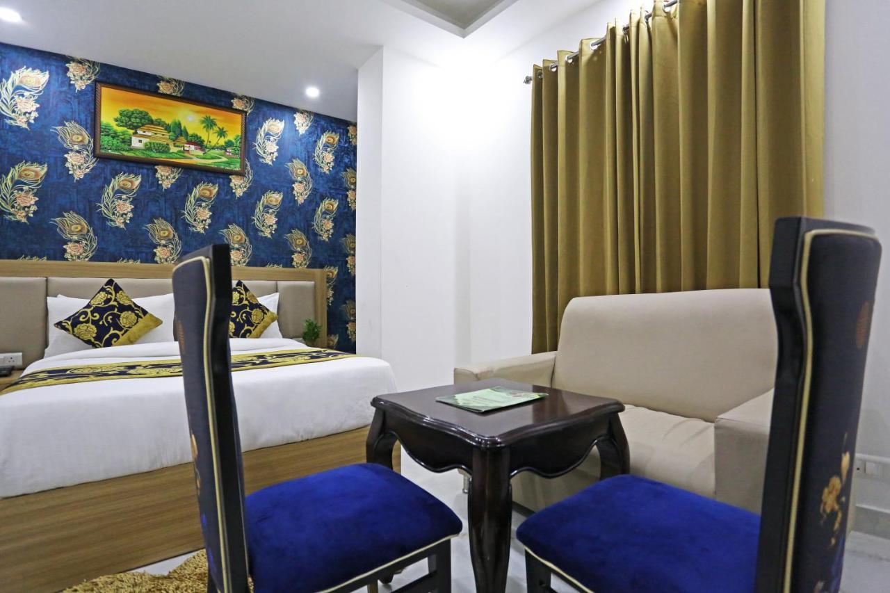 Hotel Decent Suites - Delhi Airport Нью-Дели Экстерьер фото