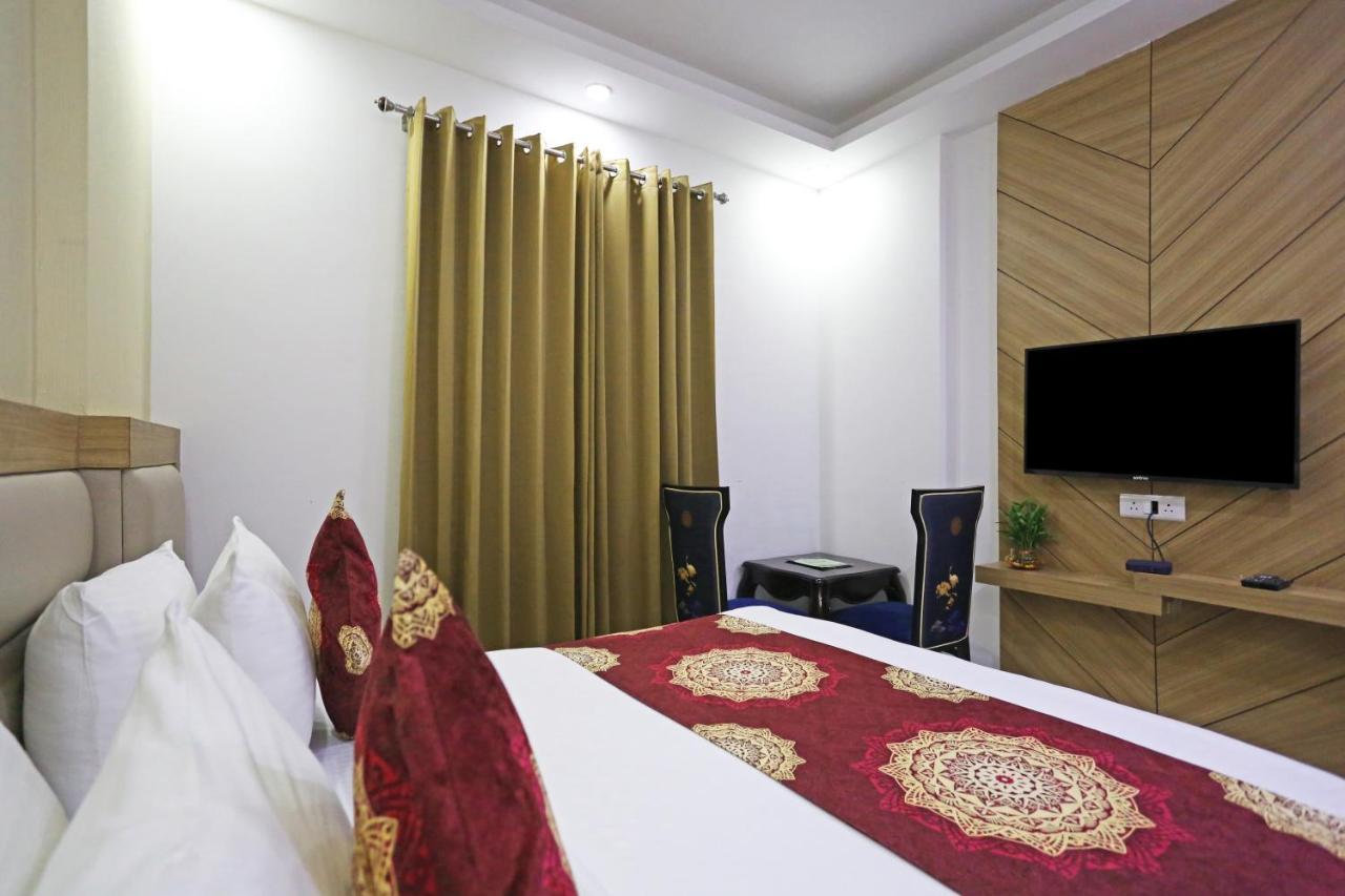 Hotel Decent Suites - Delhi Airport Нью-Дели Экстерьер фото